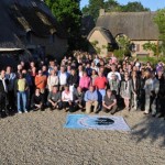 Photo de famille au pied des chaumières.