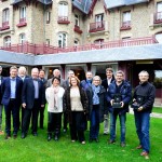 Le jury du Prix LCL-UJSF grand Ouest, rassemblé vendredi devant le Castel Marie-Louise à La Baule. De gauche à droite : Thierry Anti (entraîneur du HBC Nantes), Cyrille Daniel (pro de golf), Philippe Daniel (directeur général de Vidalies), Jean-Claude Virfeu (vice-président de l’UJSF), Waldemar Kita (président du FC Nantes), Lilia Millier (directrice de la communication Barrière La Baule), Yves Métaireau (maire de La Baule), Claude Seyse (vice-présidente CG 44), Hervé Baudry (LCL-Pays de la Loire), Jean-Marc Desrousseaux (ex-pro de football), Lydia Deturmeny (présidente Office Tourisme La Baule), Yan Duhamel (responsable sponsoring LCL), Franck Dubray et Olivier Clerc (lauréats 2013)