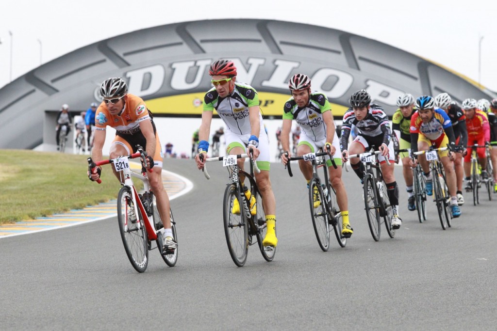 Sous la passerelle Dunlop, comme les pilotes des 24 Heures du Mans.