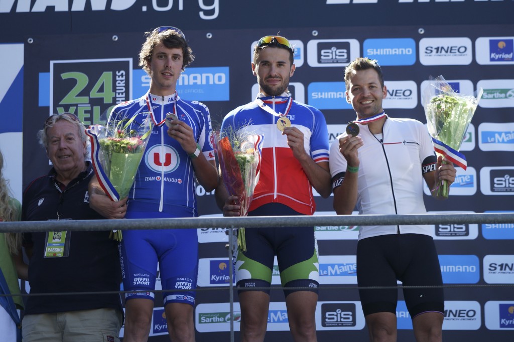 Sur le podium des 24 Heures du Mans, Christophe Darne et son maillot tricolore entouré par ses dauphins, Josselin Clair et Sylvain Thomas (Photos Arnaud Depeslchain)