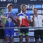 Sur le podium des 24 Heures du Mans, Christophe Darne et son maillot tricolore entouré par ses dauphins, Josselin Clair et Sylvain Thomas (Photos Arnaud Depeslchain)