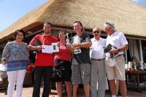 Valentin Desbriels, Philippe Guinchard, Yves Gacon et Christophe de Chenau, les quatre hommes qui ont dominé la 3e série récompensé par Lilia Millier (Resort Lucien-Barrière) et Marion Reynaud (Nikon)