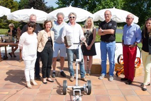 En présence du maire de La Baule et de plusieurs partenaires, Guillaume Chéronet a offert un chariot électrique Golf-K-dy au vainqueur.