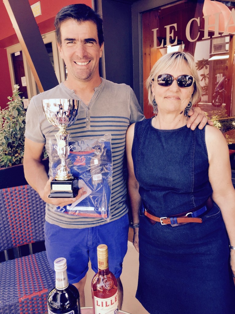 Première compétition et première victoire golfique pour notre partenaire Christophe Jadeau,  le patron de la Biscuiterie Saint-Guénolé de Batz-sur-Mer, récompensé par Mireille Virfeu.