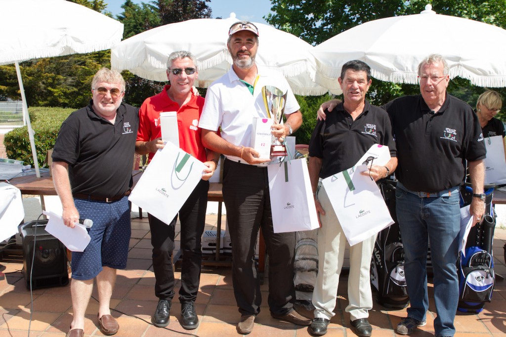 Les pros, Eric Grangeot en tête, sur le podium.