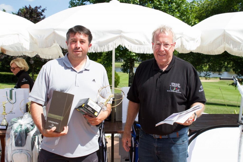 Partenaire du National UJSF de Golf, Nikon a offert cinq  télémètres laser Coolshot à autant de lauréats de la compétition comme ici Tanguy Bernier, vainqueur de la catégorie 3e série net. Avec pareil outil, notre confrère de Paris Turf ne pourra qu’améliorer ses scores.