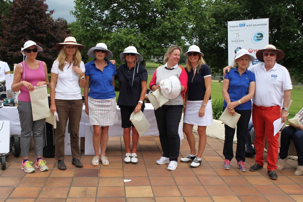 Marie-Claire Castagné a offert des chapeaux Soway aux meilleures journalistes féminines ainsi qu’à Jocelyne Van der Gucht, victorieuse chez les VIP dames.