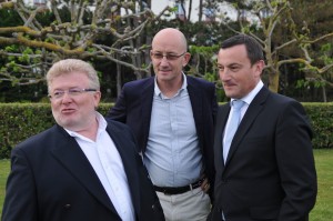 Max Fougery aux côtés de Franck Marie, directeur des hôtels Lucien-Barrière La Baule, et Stéphane Marboeuf, directeur du golf. 