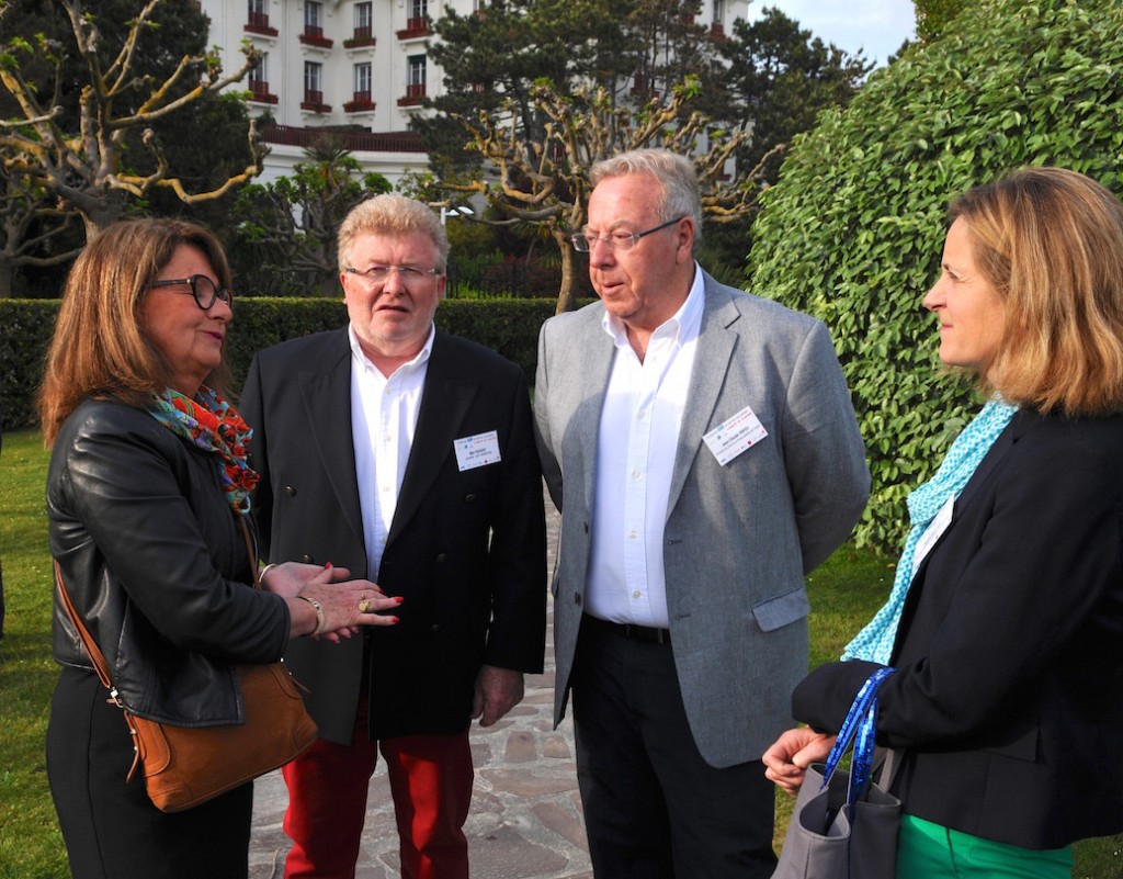 Max Fougery et Jean-Claude Virfeu  en grande discussion avec Françoise Haméon, vice-présidente du Conseil départemental de Loire-Atlantique, et Agnès Broquet, directrice de Loire-Atlantique Développement.