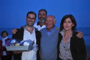 Yves Métaireau et Stéphanie Boyer-Lechat ont remis à Guillaume Dalifard un panier garni de produits régionaux. 