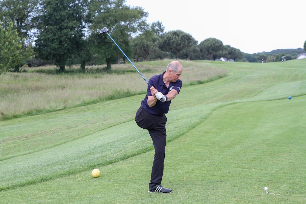 Superbe journée et très belle performance du golfeur handisport  Jean-Yves Padioleau. Deuxième du classement « handi » derrière l’intouchable Thierry Godineau, Jean-Yves qui joue sur une seule jambe a impressionné ceux qui ont partagé sa partie et tous ceux qui l’ont vu swinguer.