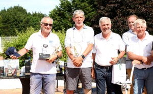 Première victoire golfique à La Baule pour Gérard Fusil, premier en 2e série net. A sa droite Jacques d’Aleyrac, Michel Luccioni, Jean Cohadon et Patrick Guillon.