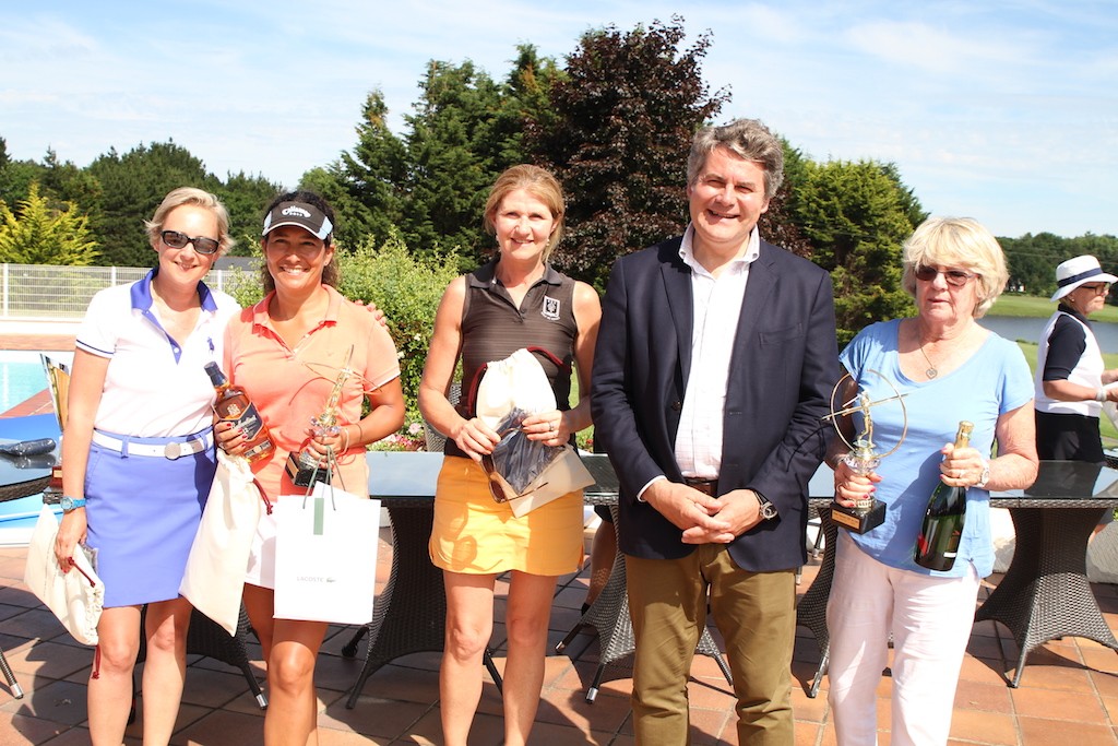 C’est Franck Louvrier, vice-président de la Région des Pays de la Loire et Conseiller municipal de La Baule qui a récompensé les VIP dames. Si en brut, Jocelyne Van der Gucht (à droite) était intouchable, en net, la bagarre a été intense entre Marcela Arnaud-Fredes, Marie Briand et Aurélie Waymel.