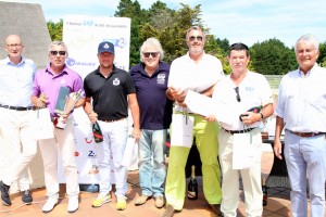 Le podium des pros : Cyrille Duplessis, Cyrille Daniel, Eric Grangeot, Joël Piron encadré par Stéphane Marboeuf, directeur du Golf international Lucien-Barrière, Philippe Daniel, président du directoire de Vidalies et Xavier de Zuchowicz.