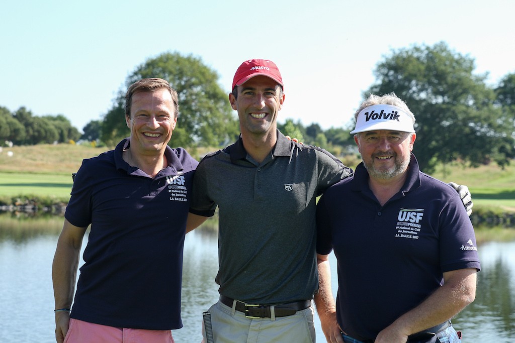 Lors des deux journées de ce National UJSF, Armel Le Cléac’h a comblé les nombreuses personnes qui l’ont sollicité. Le vainqueur du dernier Vendée Globe, désigné par la FFGolf, ambassadeur de la prochaine Ryder Cup en France, et encadré sur le document ci-dessus par Thierry David et Pierjean Frison, a par ailleurs faite montre de grandes qualités golfiques. Au terme du premier tour du National, il occupait la 3e place du classement net VIP 2.