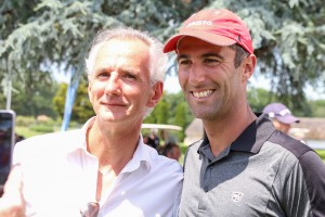 Armel Le Cléac’h en compagnie de l’un de ses supporters, Yannick Leroy, directeur de l’Agence Banque Populaire de La Baule.