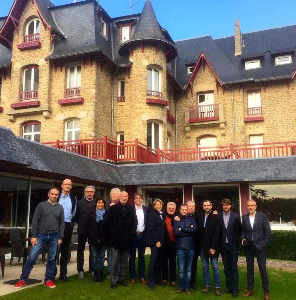 Le jury, rassemblé devant le Castel Marie-Louise, aux côtés de Stéphane Bois, président de l’UJSF Ouest : Thierry ANTI (entraîneur du HBC Nantes), Philippe DANIEL (Président du directoire du groupe Vidalies), Yann DUHAMEL (Direction sponsoring LCL Paris), Thomas BREGARDIS (Lauréat photos 2017), Max FOUGERY (Club de la Presse sportive de l’Ouest), Yannick LE BIHAN (Directeur général de Nexity Atlantique), Banjamin IDRAC (lauréat textes 2017), Marie-Claude MALIGNE (Adjointe aux Sport Ville de La Baule), Stéphane MARBOEUF (directeur du Golf international Barrière La Baule), Yves METAIREAU (maire de La Baule, président du jury), Lilia MILLIER (directrice de la Communication Barrière La Baule), Stephan PARAIK (directeur régional-adjoint LCL), Jean-Claude VIRFEU (Président du Club national de la Presse sportive).