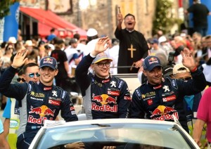 Une troisième place pour Marc Ollivier (Ouest-France) grâce à cette photo de Sébastien Loeb et Monsieur le curé, réalisée lors de la parade des pilotes du rallycross de Lohéac.