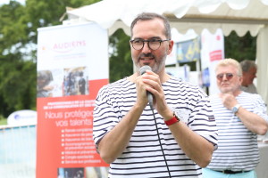 Antony Randazzo au micro lors de la garden party