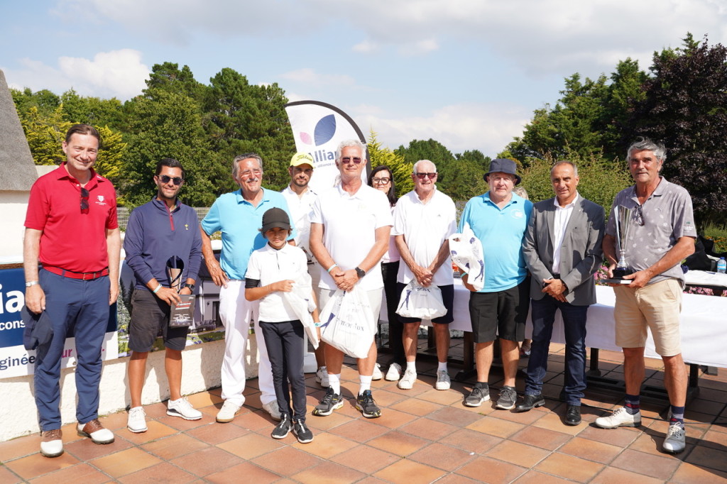 Jacky Boissonot, Benjamin Zerbib et le petit Jules Roubaud, les plus en vue en 2e série VIP, en compagnie de Laurent Garido, directeur du resort, Barrière La Baule, Dominique Lebon-Barré (LB Trade) et Christophe Mathieu, adjoint aux sports de la Ville de La Baule.