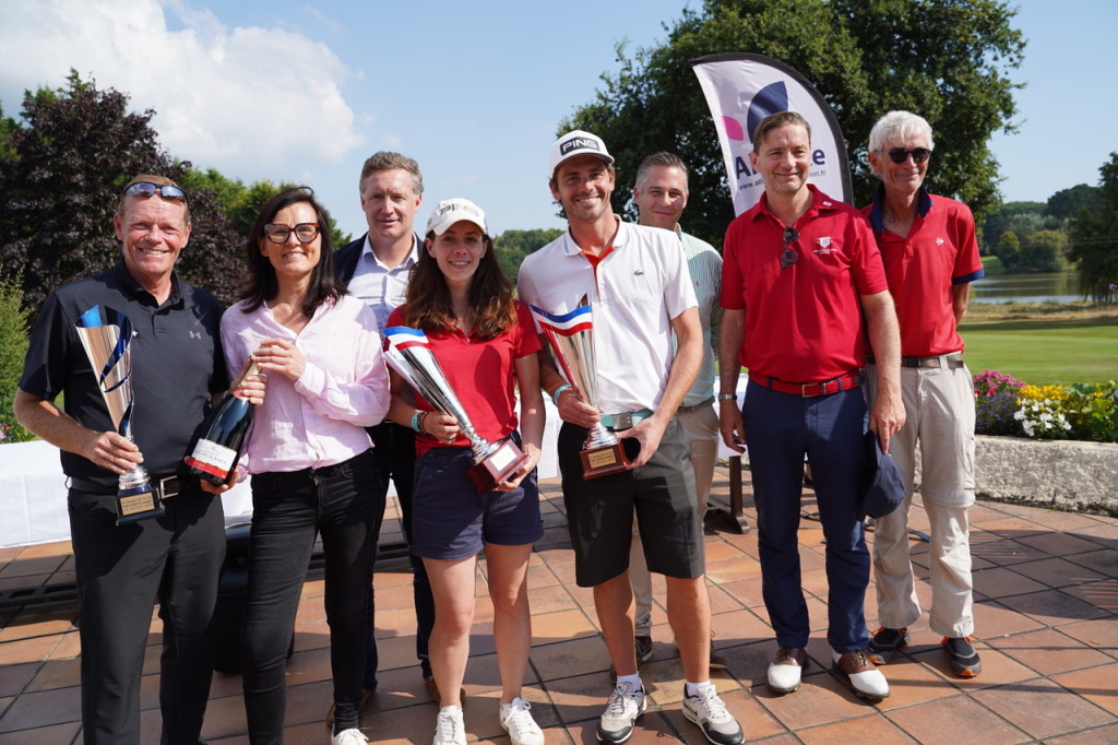 Mathilde Gaudéchoux et Romain Bouchenot, les champions 2021, entourés de Christian Ledan, lauréat en net, Sophie Baron, présidente d’Alliance Construction, Matthias Belmon (directeur d’Alliance Construction), Marc Mauret, directeur du golf Barrière La Baule, Laurent Garido directeur du resort Barrière La Baule et Frédéric Sibille, président d’Audiens.