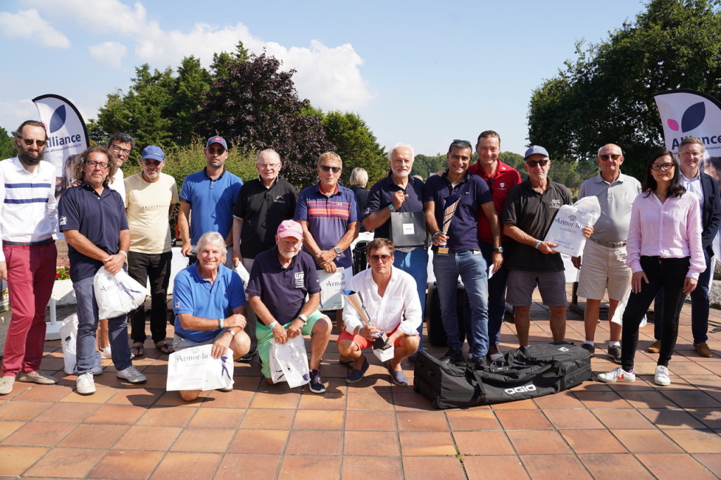 Chez les journalistes 2e série, le titre, le trophée et le sac Ogio pour Patrice Roubaud (TF1 Ajaccio) entouré ici de tous ses confrères.