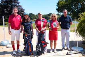 Le podium des journalistes dames (Laurence Agatensi entourée de Sylvie Clavel et Mathilde Gaudéchoux) en compagnie de Laurent Garrido et Marc Mauret, directeur du Golf international Barrière La Baule.