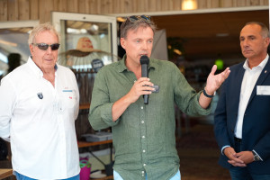 Yannick Le Bihan, directeur « grand Ouest » de Kaufman & Broad, entouré de Jean-Claude Virfeu et Christophe Mathieu, maire-adjoint de La Baule, durant son discours de bienvenue aux Canetons.