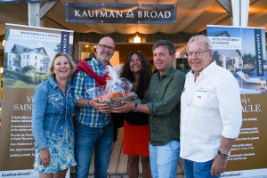 Stéphane Vuillemin le plus adroit au concours de putting organisé par Eric Grangeot. Il a gagné un panier de produits régionaux que lui a remis Yannick Le Bihan.