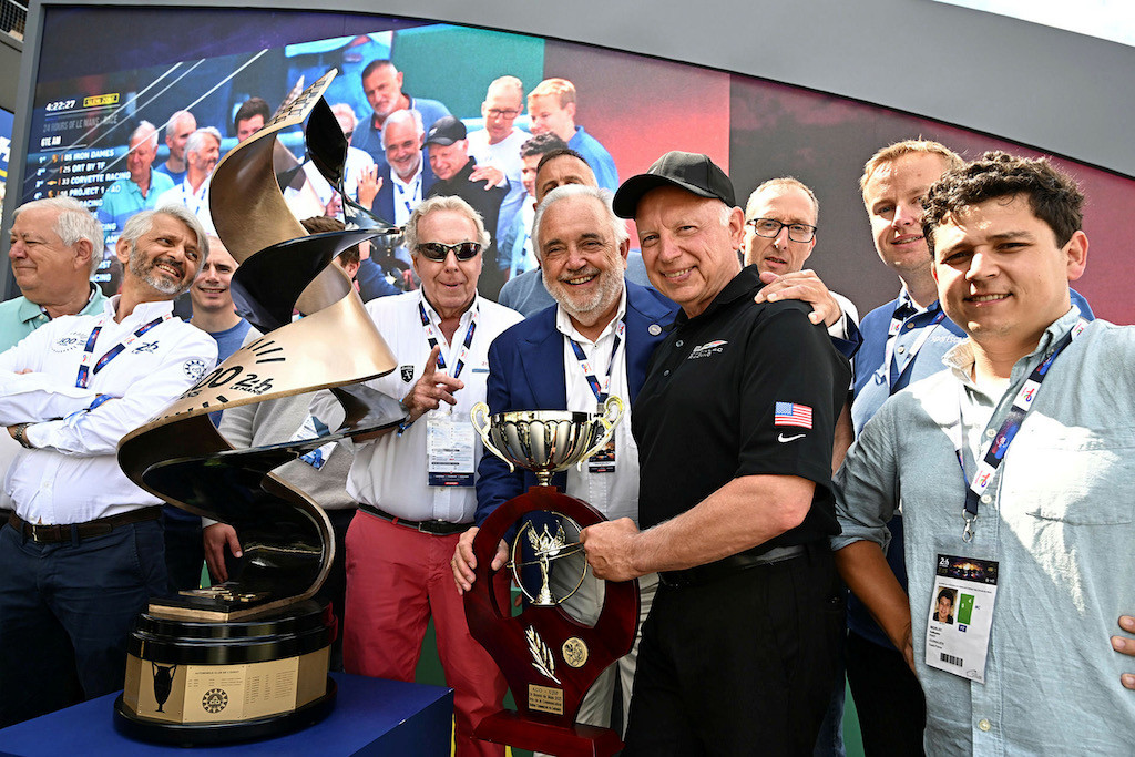 C’est sur le podium des 24 Heures, au pied du Trophée du centenaire, que Save Lewantowski a reçu son prix des mains de Patrick Gruau, vice-président de l’ACO. De gauche à droite sur la photo :Jean-Marc Teissedre (Annuel des 24 Heures), Stéphane Darracq (directeur général de l’ACO), Fabrice Bossé (L’Equipe), Jean-Claude Virfeu (secrétaire général de l’UJSF Ouest), Frédéric Veille (RTL), Patrick Gruau, Dave Lewandowski, Laurent Mercier (Endurance Info), John Dagys (Sportscar 365) et Guillaume Nédélec (Ouest-France).  Photo Franck Dubray (Ouest-France) 