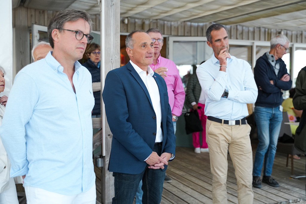 Yannick Le Bihan en compagnie de Christophe Mathieu, maire-adjoint de La Baule-Escoublac et du skipper Armel Le Cléac’h.