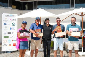 Olivier Daniel a récompensé les lauréats du concours de drive : Marcela Arnaud, Jacky Boissenot, Vincent Desbriels et le Pro Nicolas Gajan.