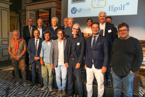 Les partenaires présents à la soirée. Au premier rang de G. à D. : Jean-François Bennetot (GSF Propreté), Christophe Mathieu (maire-adjoint de La Baule), Pierric Charriau (FAC), Yannick Le Bihan (Kaufman & Broad), Frédéric Sibille (Audizens), Laurent Garrido (Barrière), Vincent Duluc (UJSF). Au second rang : Frank Mouillet (Ellipsis), Yves Métaireau (maire honoraire de La Baule), Philippe Daniel (Vidalies), Michel Missandeau (Landais-André), Jean-Claude Virfeu (CPSO), Christophe Jadeau (biscuiterie Saint-Guénolé), Christian Le Roux (M2 i), Nicolas Blin (Marylou).