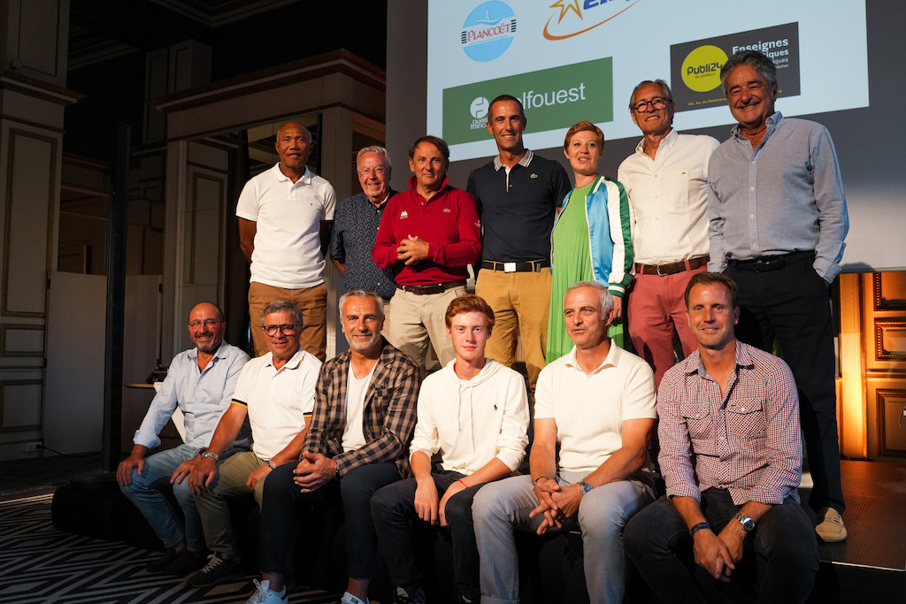 Les sportifs de haut niveau rassemblés sur le podium. Assis de G. à D. : Bruno Baronchelli, Loïc Amisse, Yann Delaigue, Ugo Malcor, Alain Roche, Olivier Malcor. Debout : Antoine Kombouaré, Jean-Claude Virfeu, Alain Gautier, Armel Le Cléac’h, Sarha Pitkowsky, Eric Pécout et Bruno Saby.