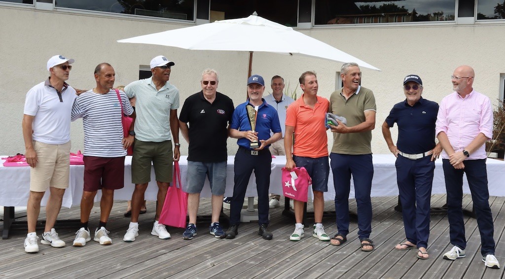 Autour du grand vainqueur de la catégorie VIP 1re série, Cyrille Mabilais, que des sportifs de haut niveau... ou presque : de gauche à droite : Alain Roche, Michel Der Zakarian, Antoine Kombouaré, Jean-Claude Virfeu, Marc Mauret, Morgan Regairaz, Jacky Durand,  Bruno Saby et Stéphane Vuillemin.